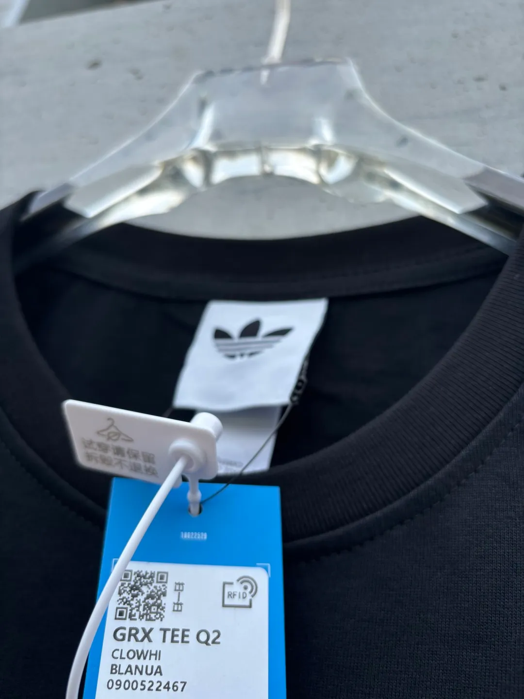 𝟬𝟱𝟰𝟯#Exclusive real shot/difference between various stolen pictures and online version on the market [𝗮𝗱𝗶𝗱𝗮𝘀 Adidas Trefoil men's and women's digital embroidery sports loose round neck T-shirt short sleeves, selected soft cotton fabric, skin-friendly, Breathable, super comfortable to wear. ✅Full set of 1:1 customized accessories ➕Customized three-label ➕𝗬𝘂𝗮𝗻 version hang tag ➕𝗹𝗼𝗴𝗼 packaging bag🔥 ➕Scan the tag to enter the official website. ✅Top version, ins Xiaohongshu Kuaishou = lots of bloggers wear it. ✅Adidas’ absolute Hot Sale star Same Style Details are online, feel free to compare! The iconic Adidas logo embellishes the chest, highlighting the brand's charm. Fixed color and classic three-bar stripes, classic will never go out of style! Versatile is not picky, the original model is perfect for the upper body, so buy it with your eyes closed! ✅The striped elements on both sides of the sleeves add a sporty and fashionable feel, making it easily adaptable to various sports or daily leisure scenes. Whether you are running for fitness or hanging out on the street, it can keep you full of energy without losing the sense of fashion. ✅Complete sizes to meet the needs of different body shapes! Color;Black Size S-XXL